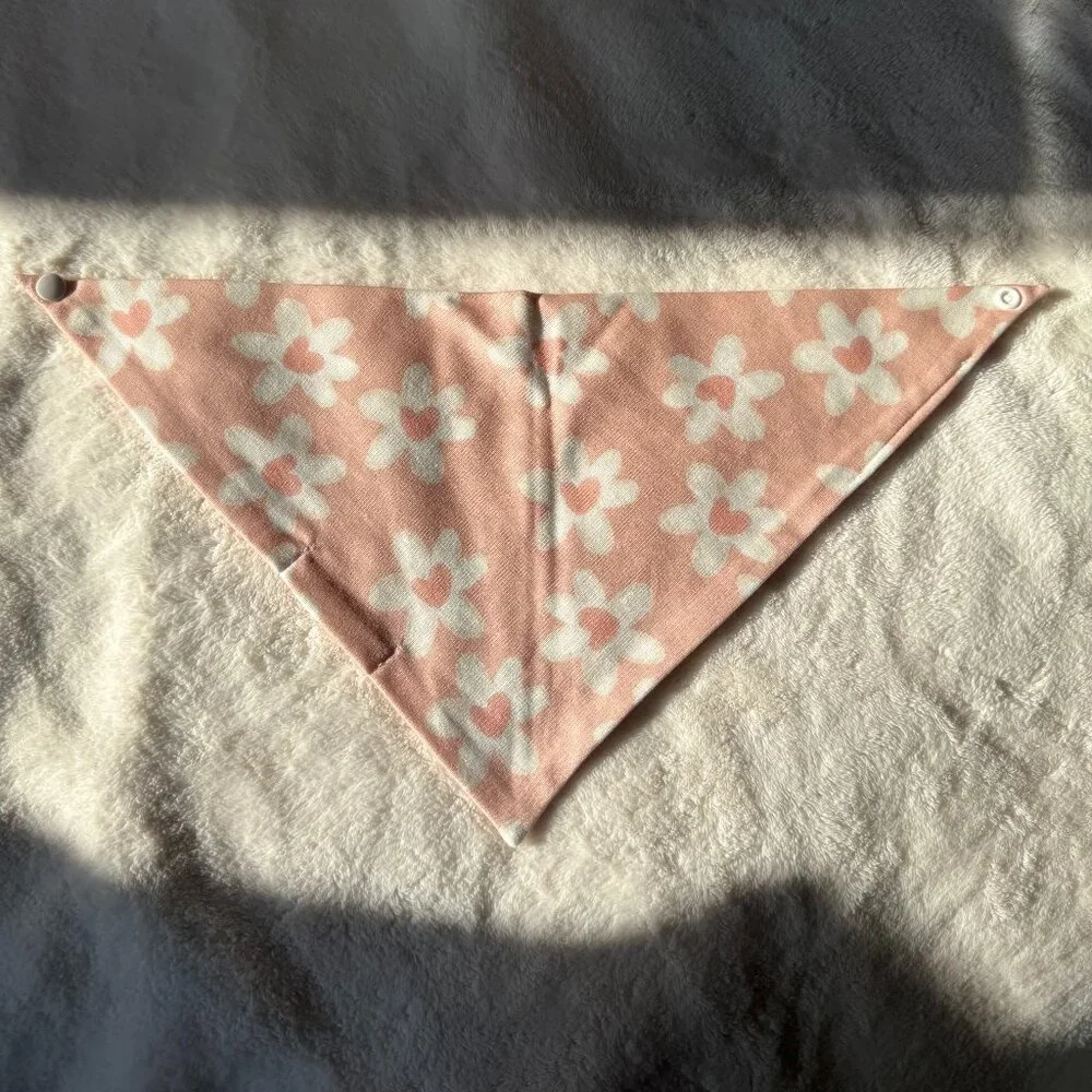 NWT Loic by Design Daisy Heart Pattern Dog Bandana for Valentine's Day, Pink, M
